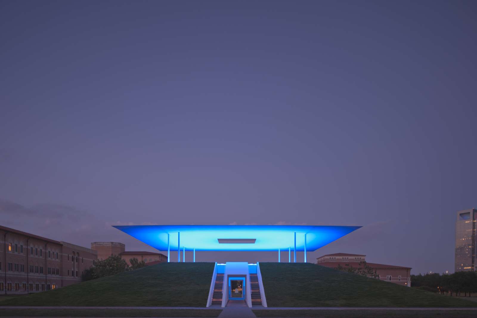 Twilight Epiphany (2012), The James Turrell Skyspace at the Suzanne Deal Booth Centennial Pavilion at Rice University. Photo Paul Hester. Image courtesy Rice University.
