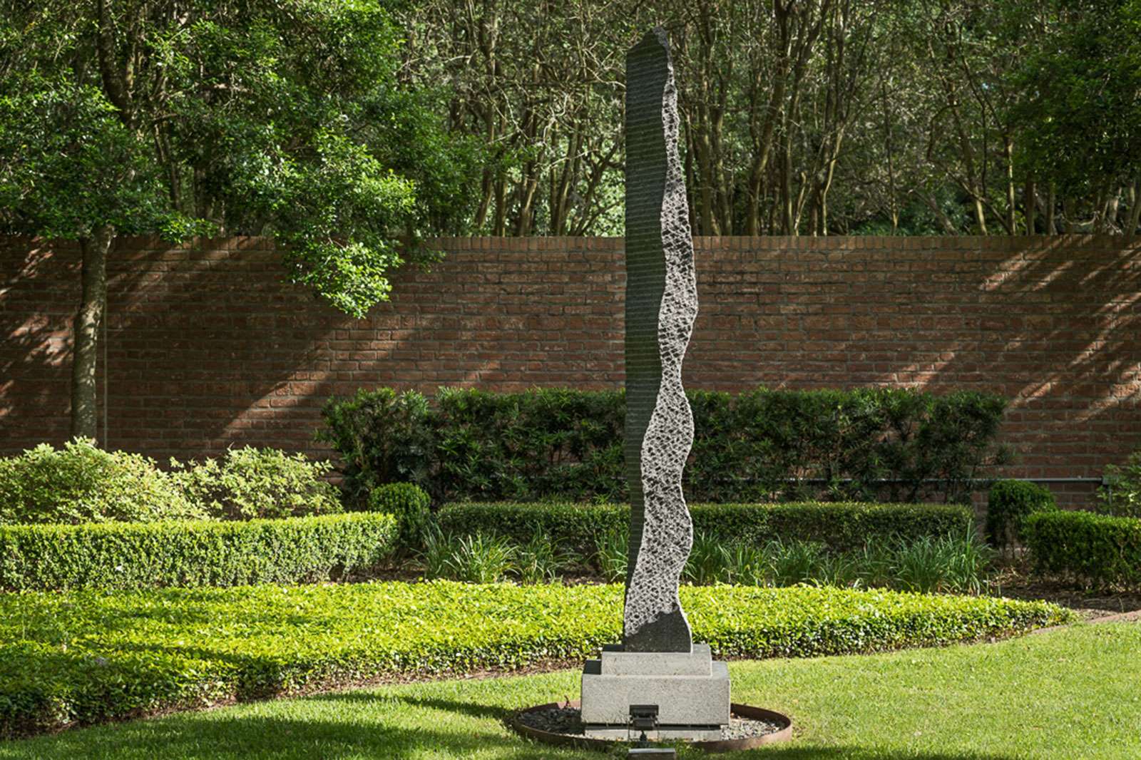 Jesús Moroles, Waves Column, 2003. Photo: Nash Baker