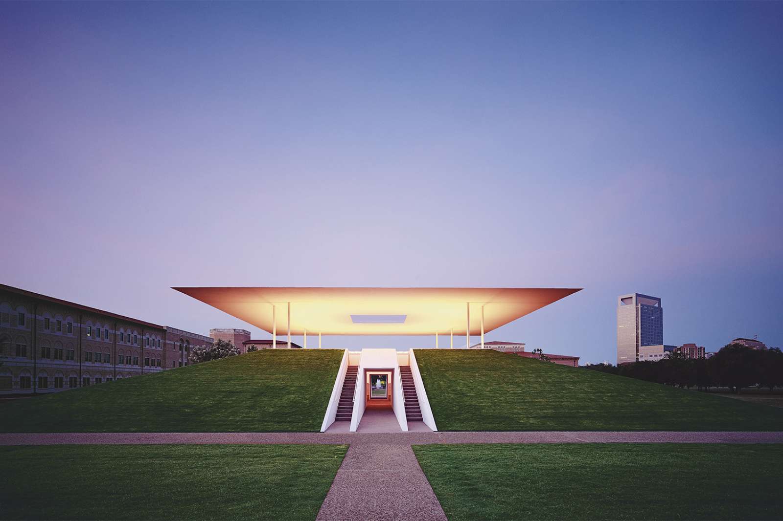 Twilight Epiphany (2012), The James Turrell Skyspace at the Suzanne Deal Booth Centennial Pavilion at Rice University. Photo: Florian Holzherr. Image courtesy Rice University. 