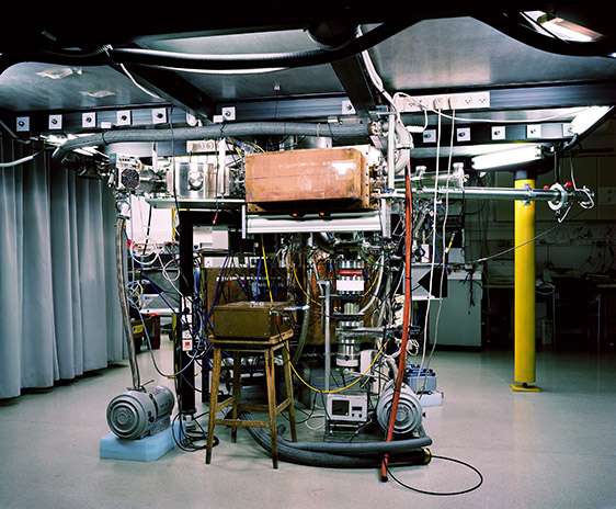 Thomas Struth, Z-Pinch Plasma Lab, Weizmann Institute, Rehovot, 2011. Inkjet print. 132.2 x 158.5 cm. © Thomas Struth